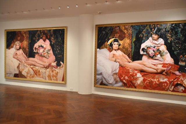 展示の様子、（左から）《肖像(双子)》（1988）、《モデルヌ・オランピア 2018》（2018）
